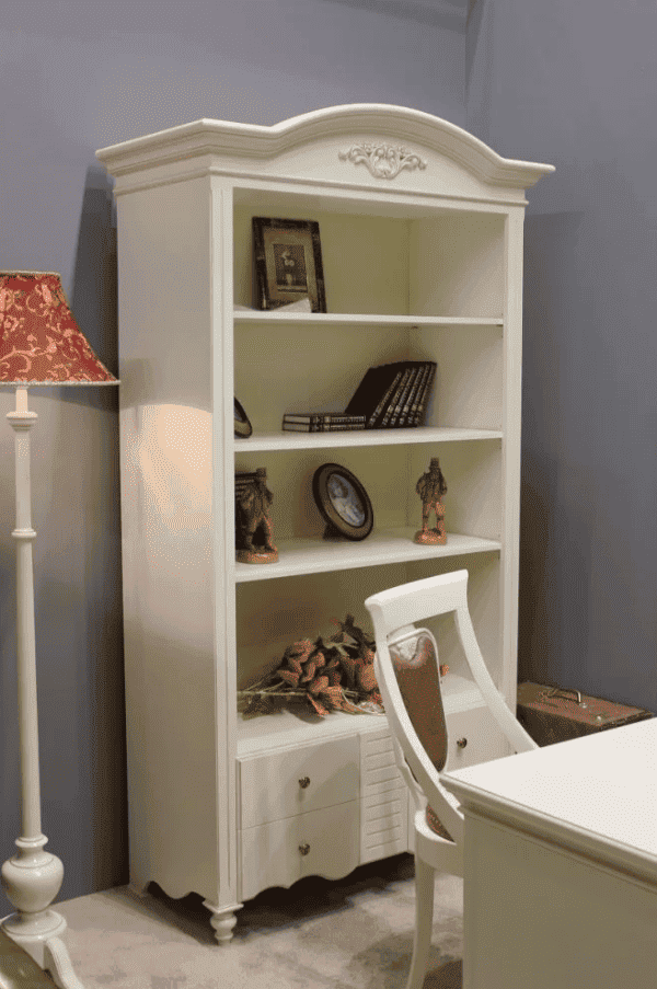 2. Stilul provensal - bibliotecă din lemn masic, birou, scaun, lampă de podea, forografii, obiecte de decor